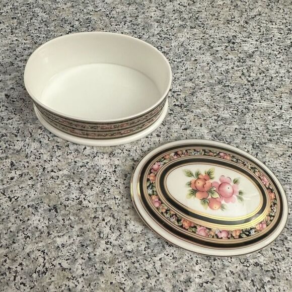 Wedgwood Clio 1992 Bone China Oval Trinket Box w/ Lid Floral Accent‎ Vintage - Picture 2 of 9